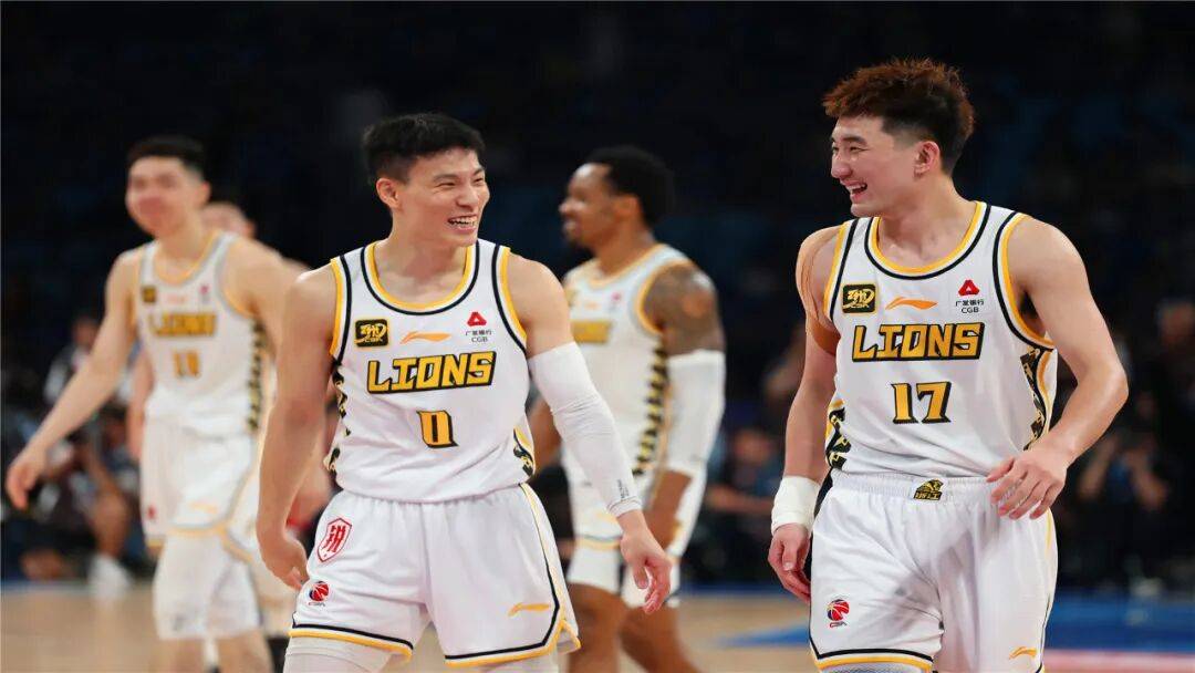  关键时刻广厦男篮调整名单以备NBA季后赛，战术微调环节打磨，质疑声仍在，训练强度明显提升