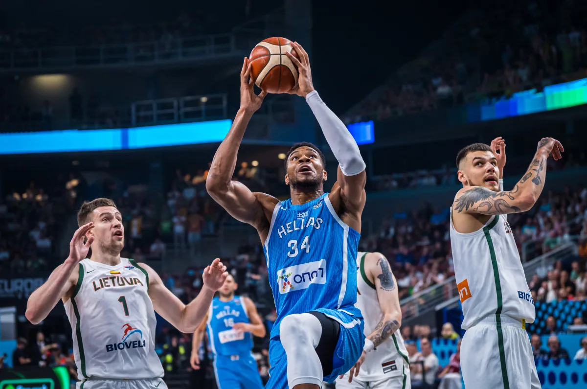 包含里程碑夜广厦男篮更衣室发声，意大利杯冲刺阶段刷纪录，悬念犹存，团队化学反应显著的词条